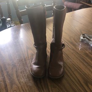 Brown boots soo cute